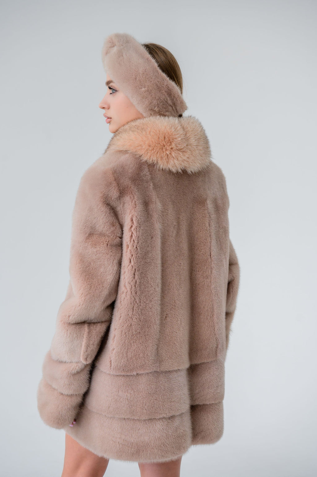 Шуба з хутра канадської норки у пудровому кольорі - комір песець, 70 см