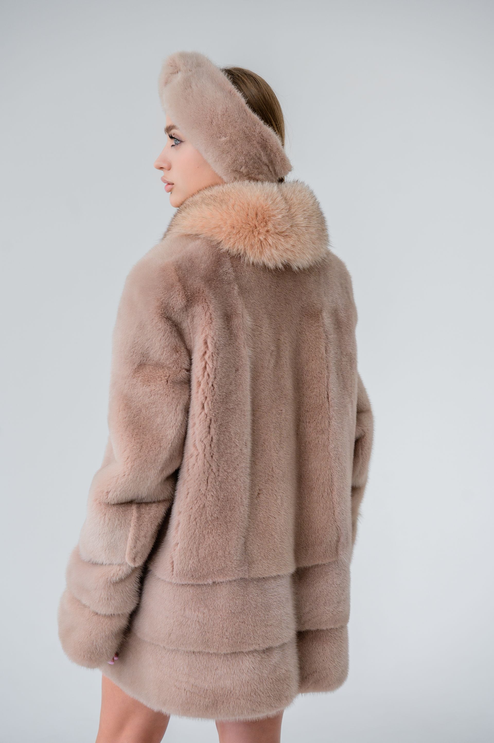 Шуба з хутра канадської норки у пудровому кольорі - комір песець, 70 см