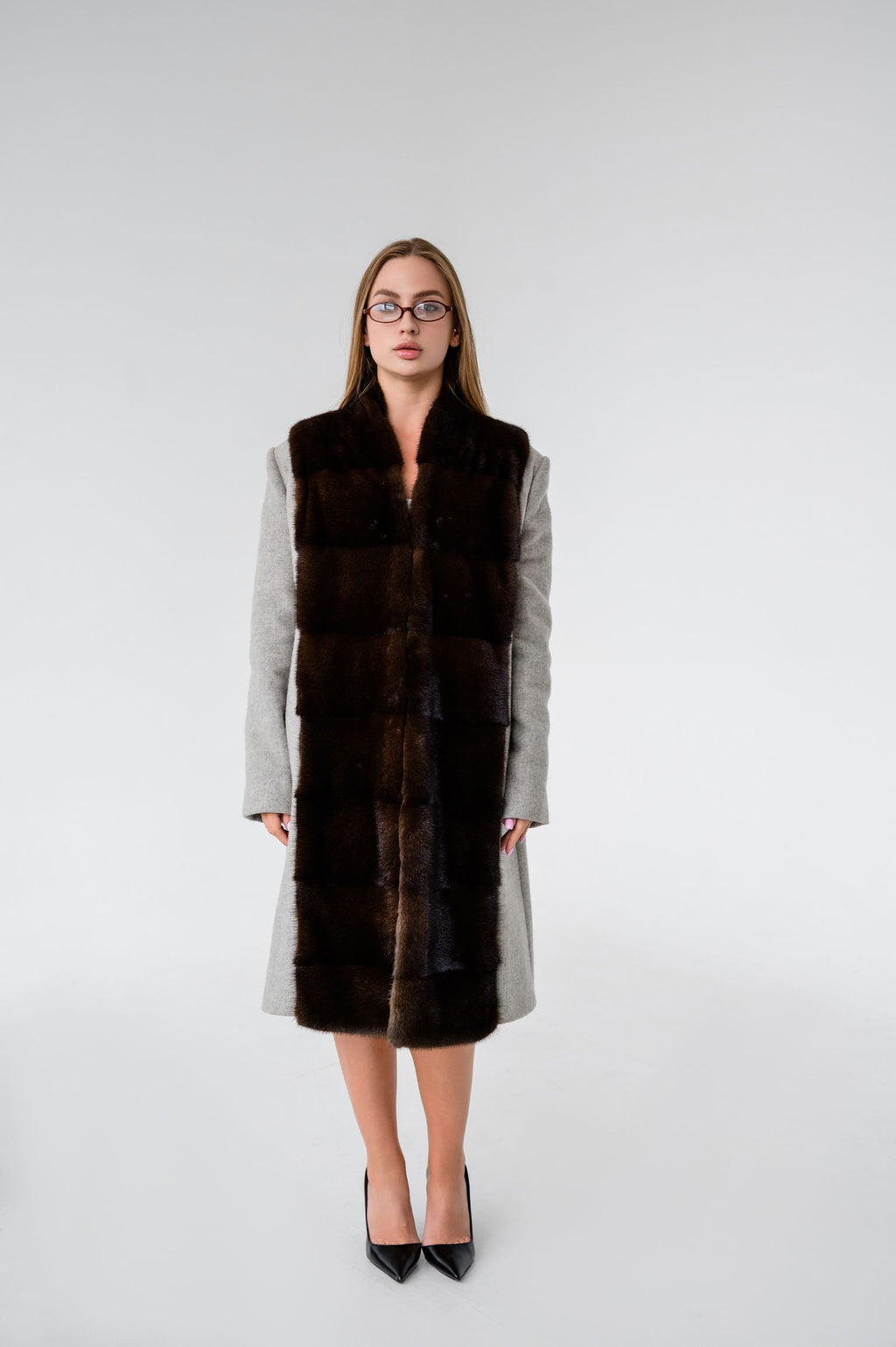 Пальто з оздобленням норки спереду- сіре, 100 см.