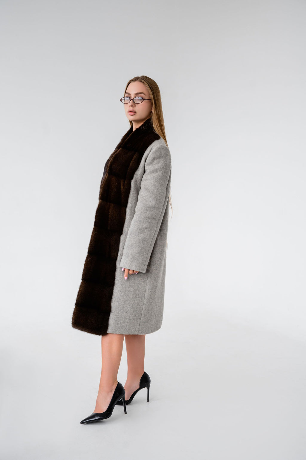 Пальто з оздобленням норки спереду- сіре, 100 см.