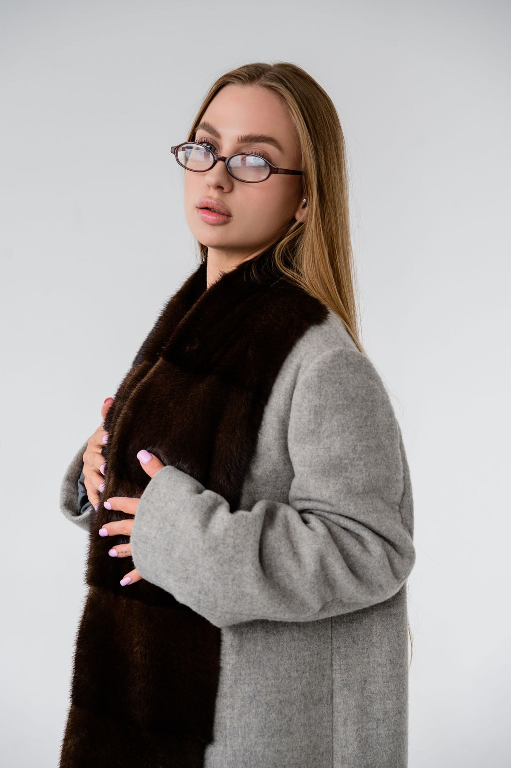 Пальто з оздобленням норки спереду- сіре, 100 см.