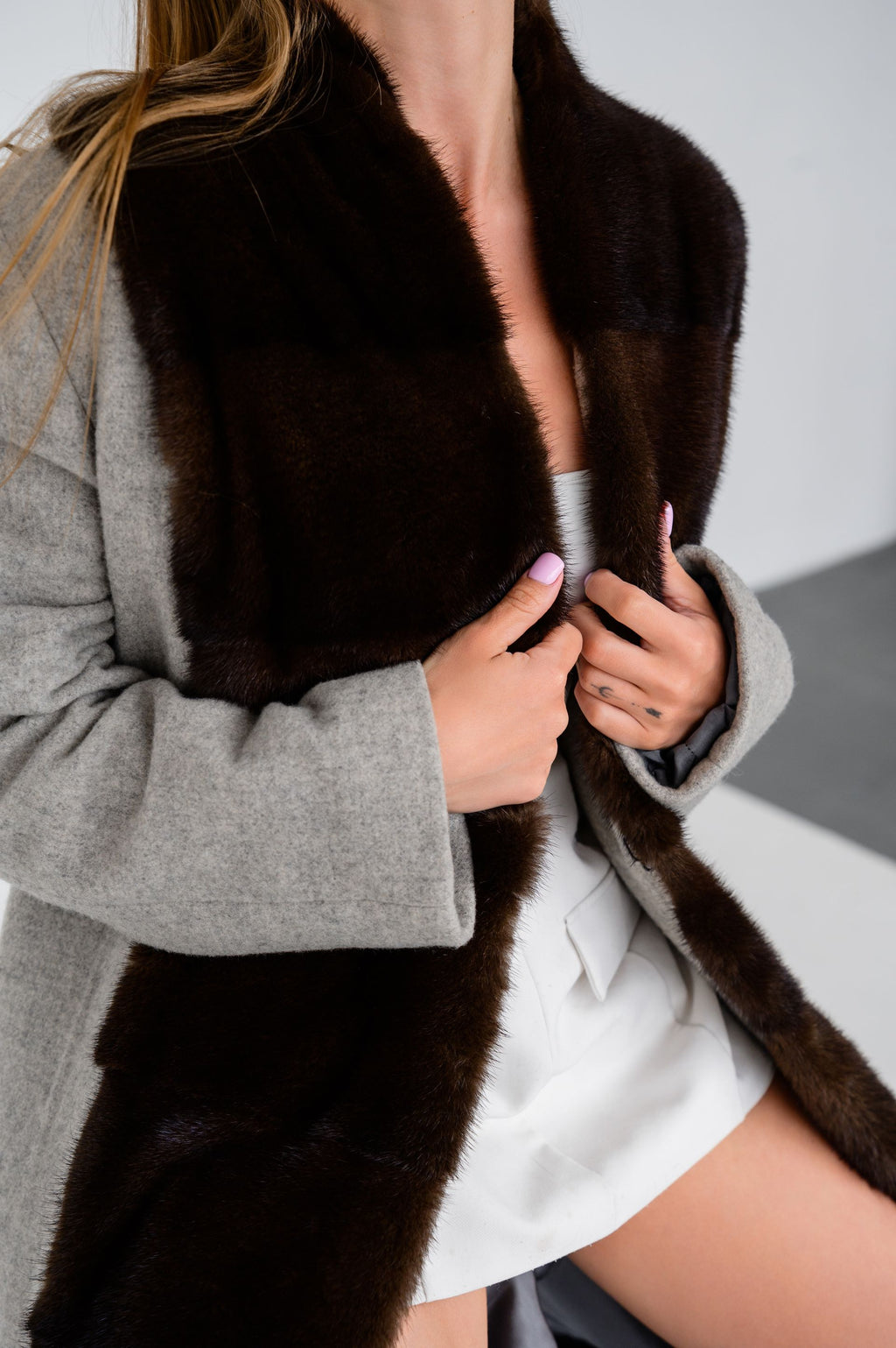 Пальто з оздобленням норки спереду- сіре, 100 см.