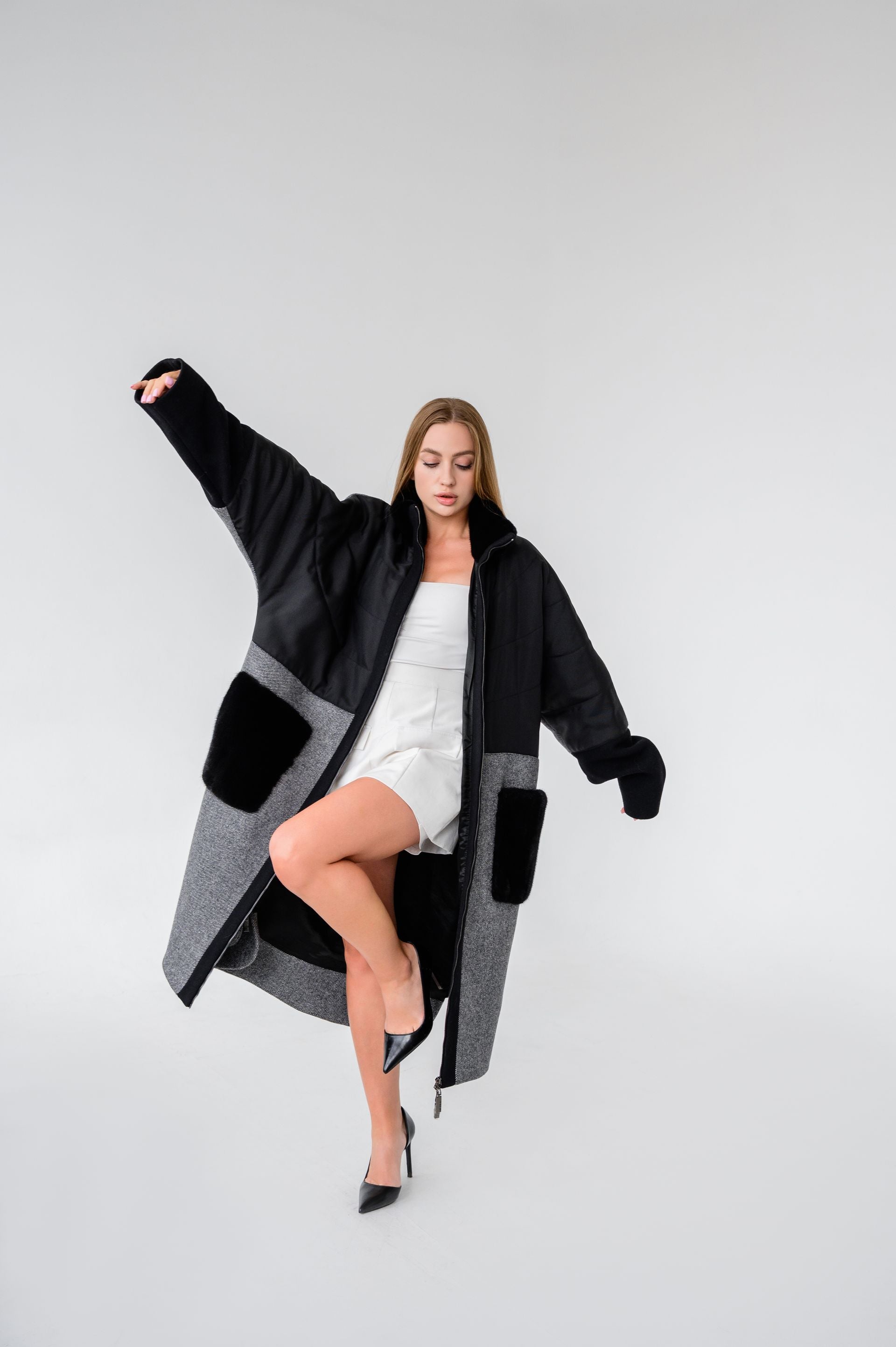 Сіре пальто з чорними акцентами та оздобленням натуральною норкою