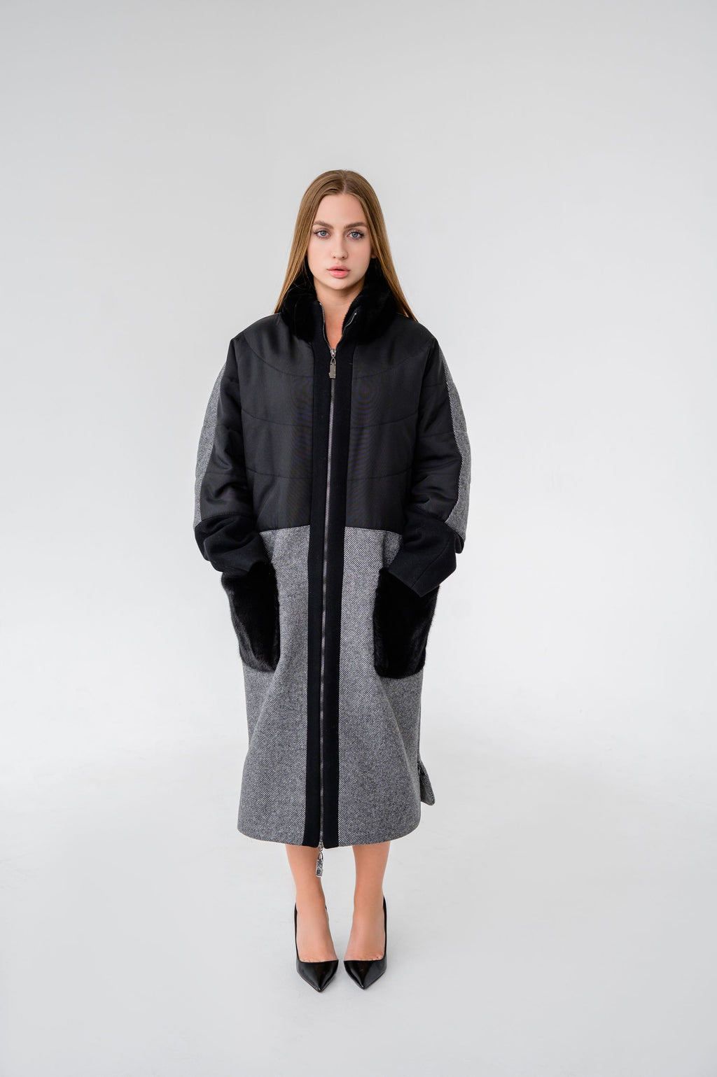 Сіре пальто з чорними акцентами та оздобленням натуральною норкою