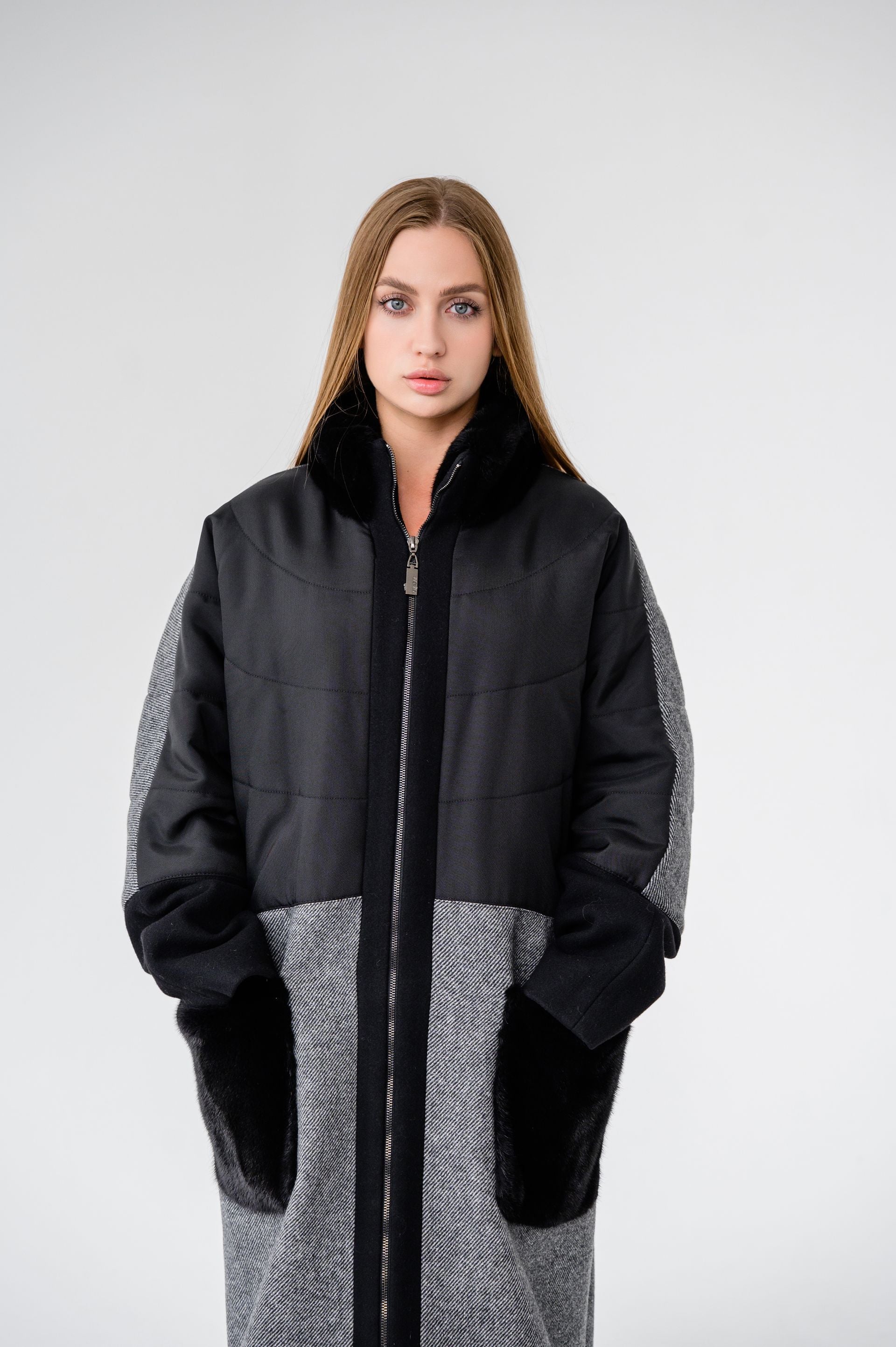 Сіре пальто з чорними акцентами та оздобленням натуральною норкою