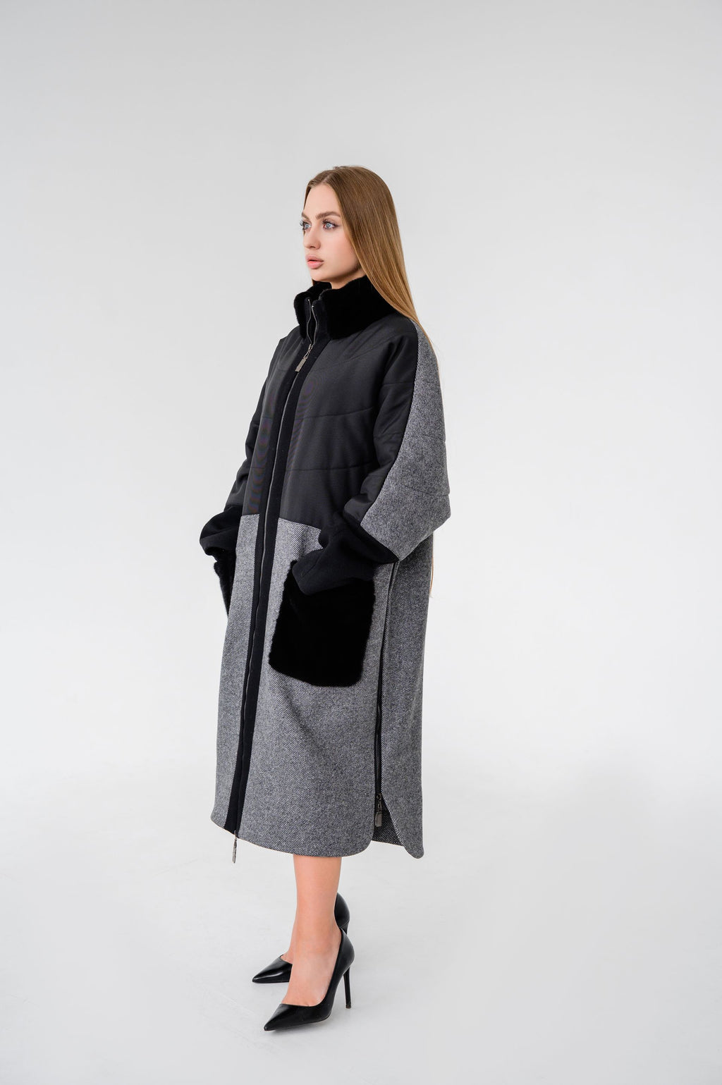 Сіре пальто з чорними акцентами та оздобленням натуральною норкою
