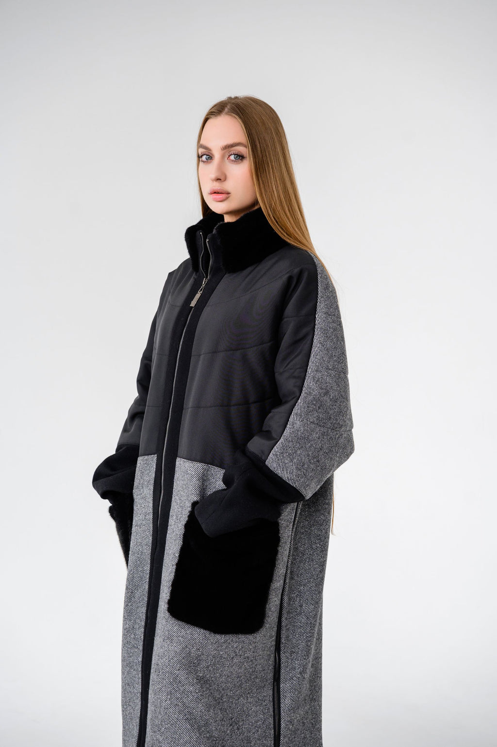 Сіре пальто з чорними акцентами та оздобленням натуральною норкою