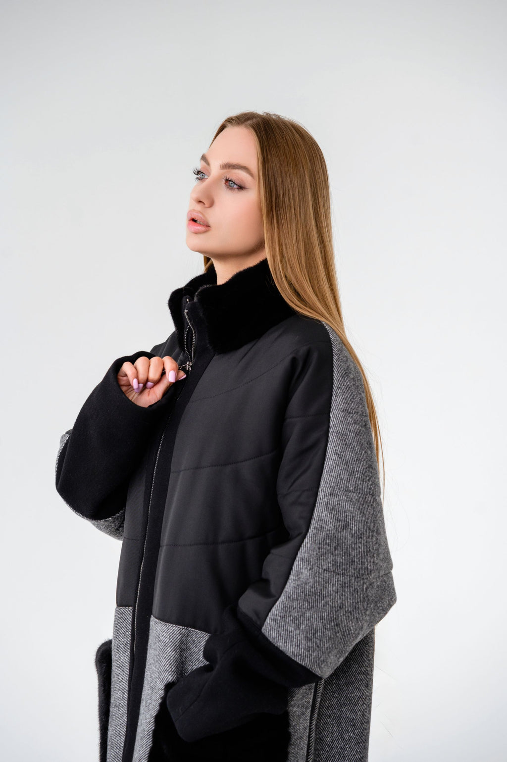 Сіре пальто з чорними акцентами та оздобленням натуральною норкою