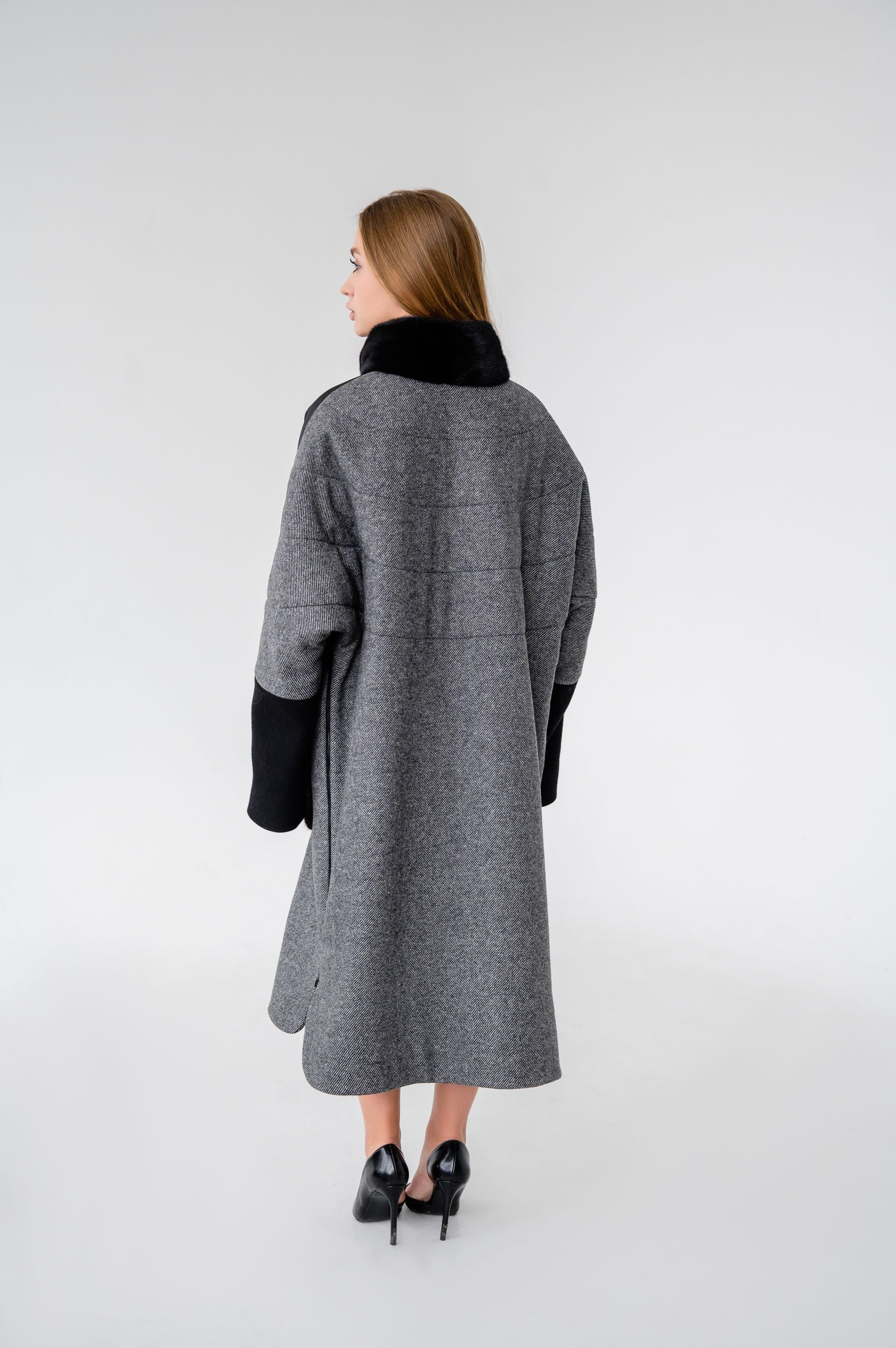 Сіре пальто з чорними акцентами та оздобленням натуральною норкою