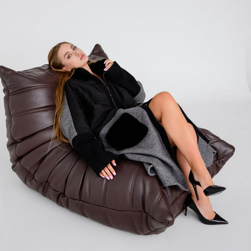 Сіре пальто з чорними акцентами та оздобленням натуральною норкою