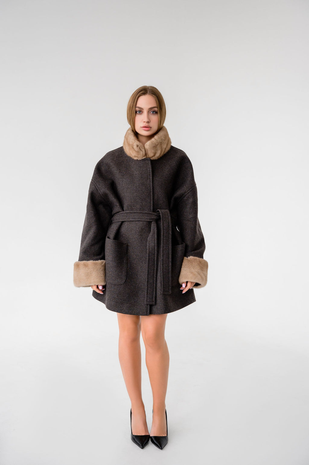 Вкорочене пальто з оздобленням натуральною норкою — Темно-шоколадне, 80 см