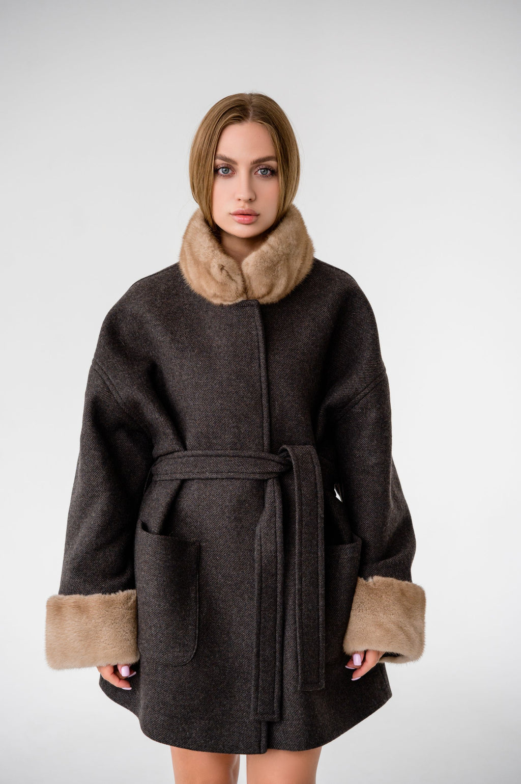 Вкорочене пальто з оздобленням натуральною норкою — Темно-шоколадне, 80 см