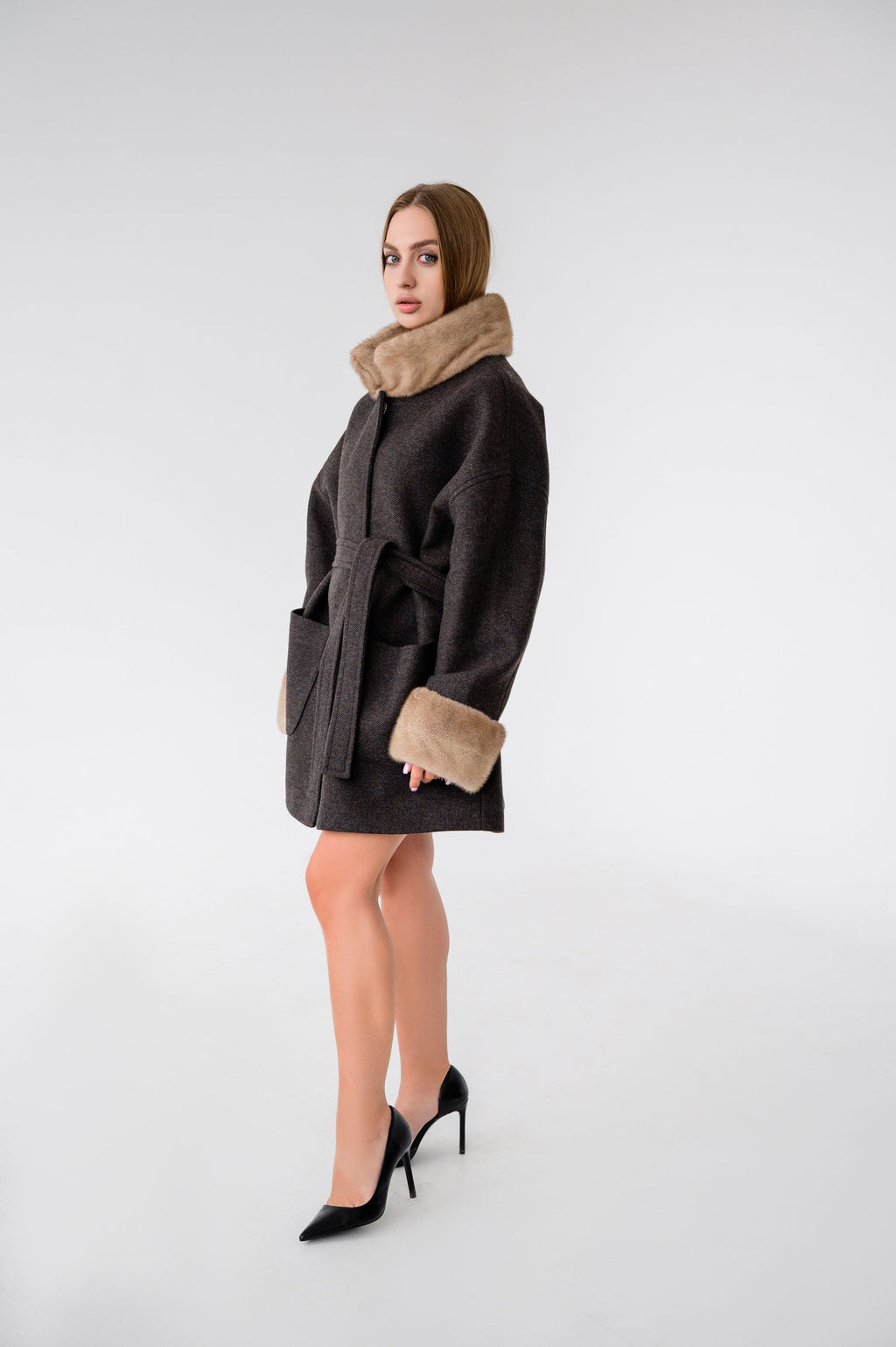 Вкорочене пальто з оздобленням натуральною норкою — Темно-шоколадне, 80 см