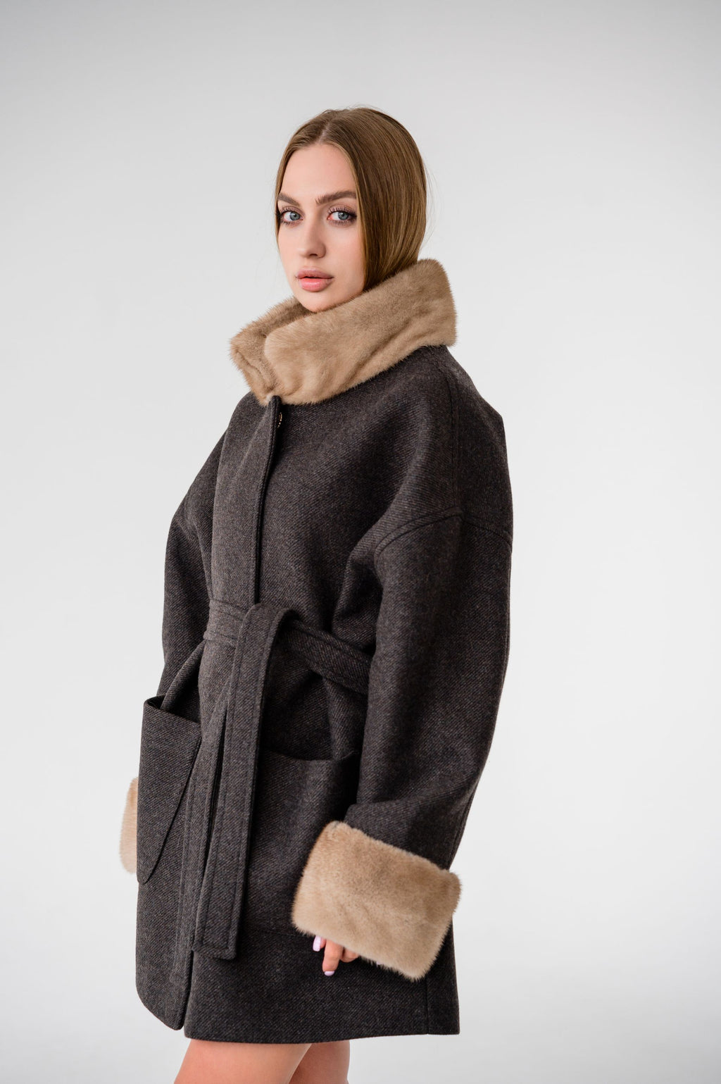 Вкорочене пальто з оздобленням натуральною норкою — Темно-шоколадне, 80 см