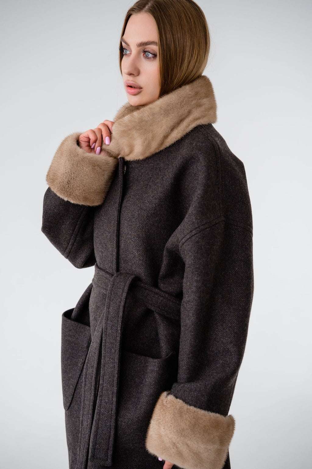 Вкорочене пальто з оздобленням натуральною норкою — Темно-шоколадне, 80 см