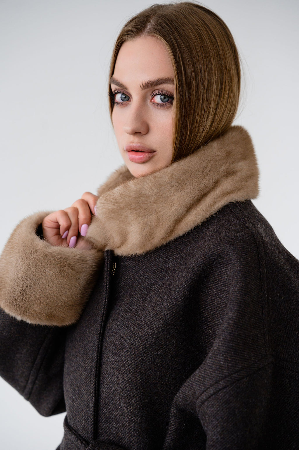 Вкорочене пальто з оздобленням натуральною норкою — Темно-шоколадне, 80 см