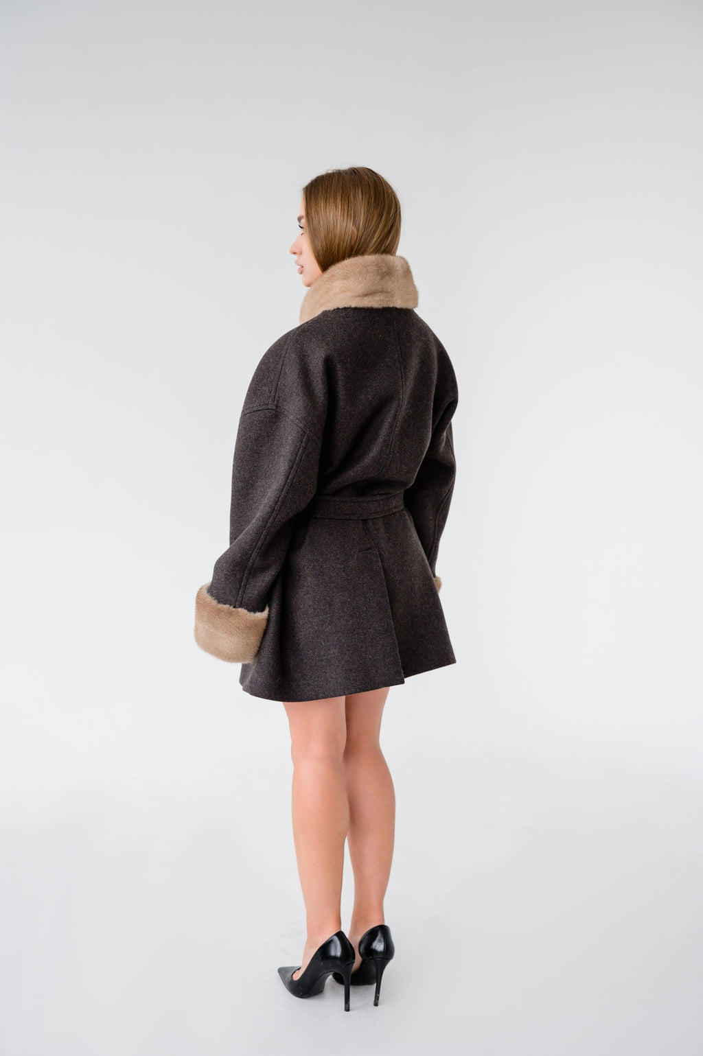 Вкорочене пальто з оздобленням натуральною норкою — Темно-шоколадне, 80 см