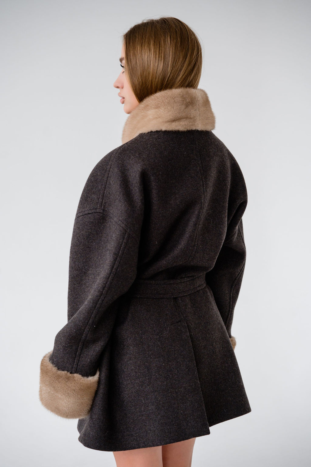 Вкорочене пальто з оздобленням натуральною норкою — Темно-шоколадне, 80 см