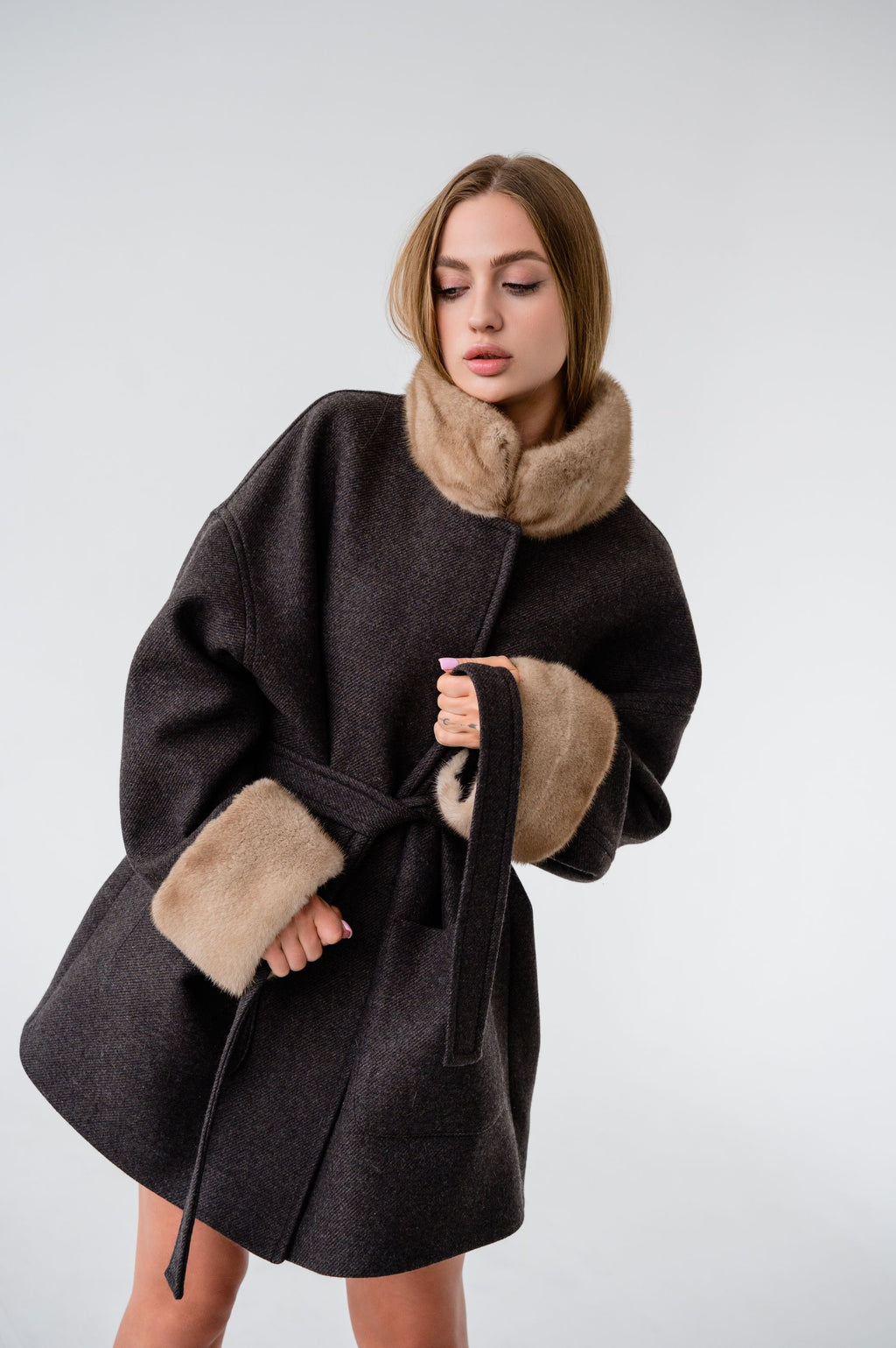 Вкорочене пальто з оздобленням натуральною норкою — Темно-шоколадне, 80 см