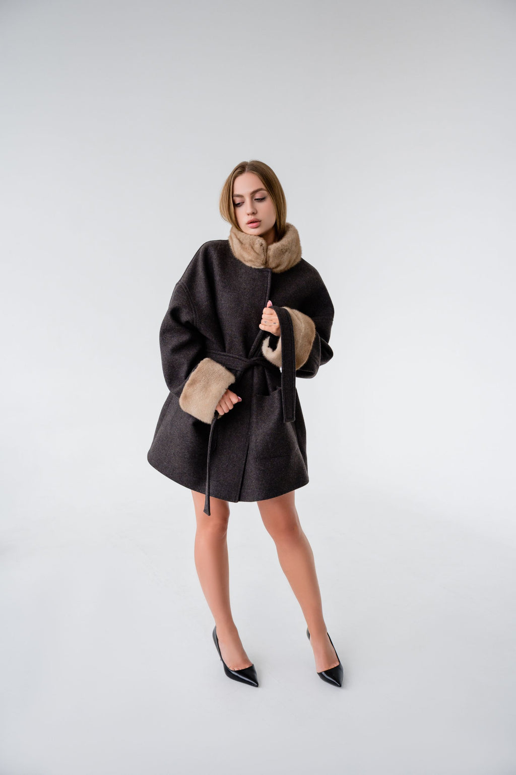 Вкорочене пальто з оздобленням натуральною норкою — Темно-шоколадне, 80 см