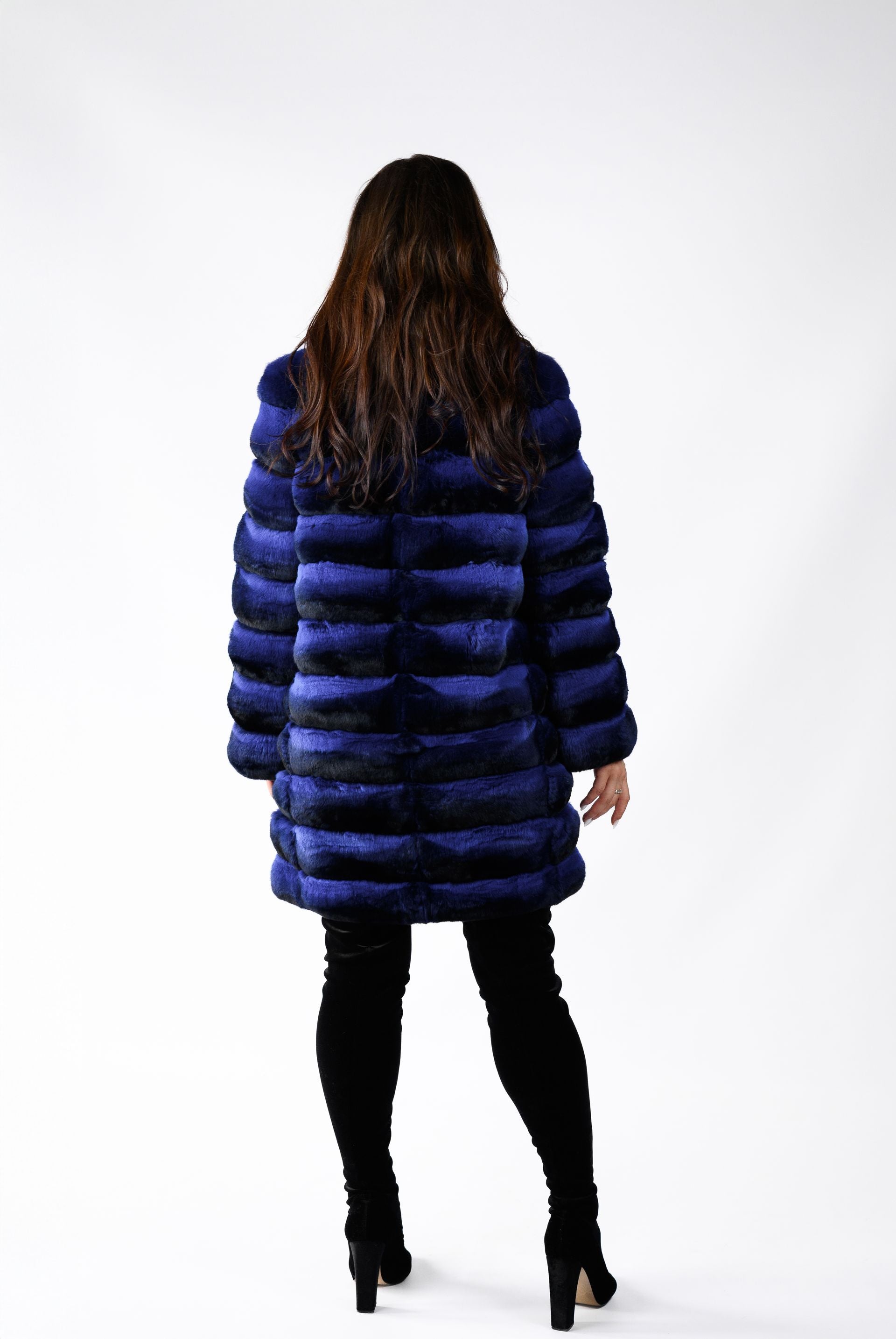 Шуба з хутра шиншили у синьому кольорі- 85 см,