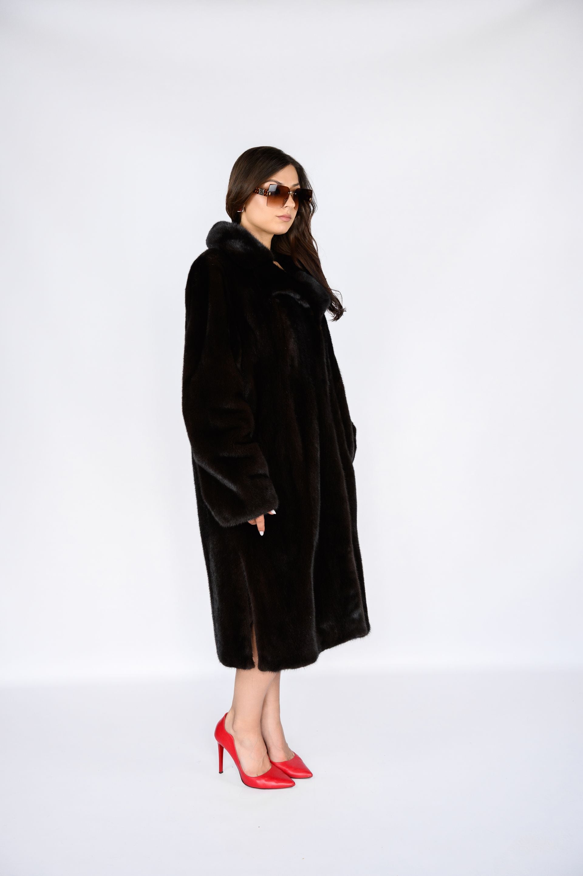 Шуба з хутра канадської норки кольору “Махагон” – 108 см, англійський комір