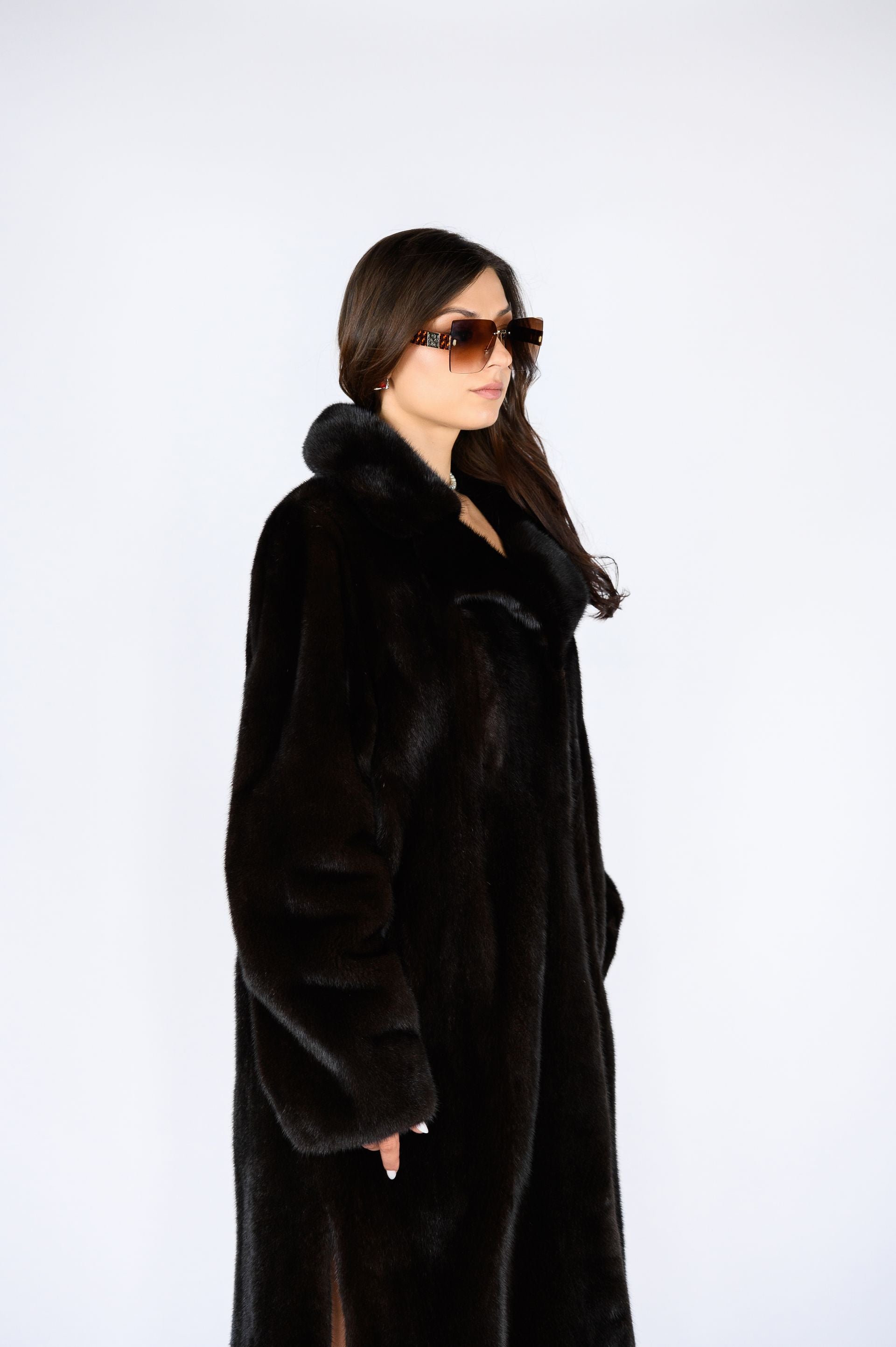 Шуба з хутра канадської норки кольору “Махагон” – 108 см, англійський комір