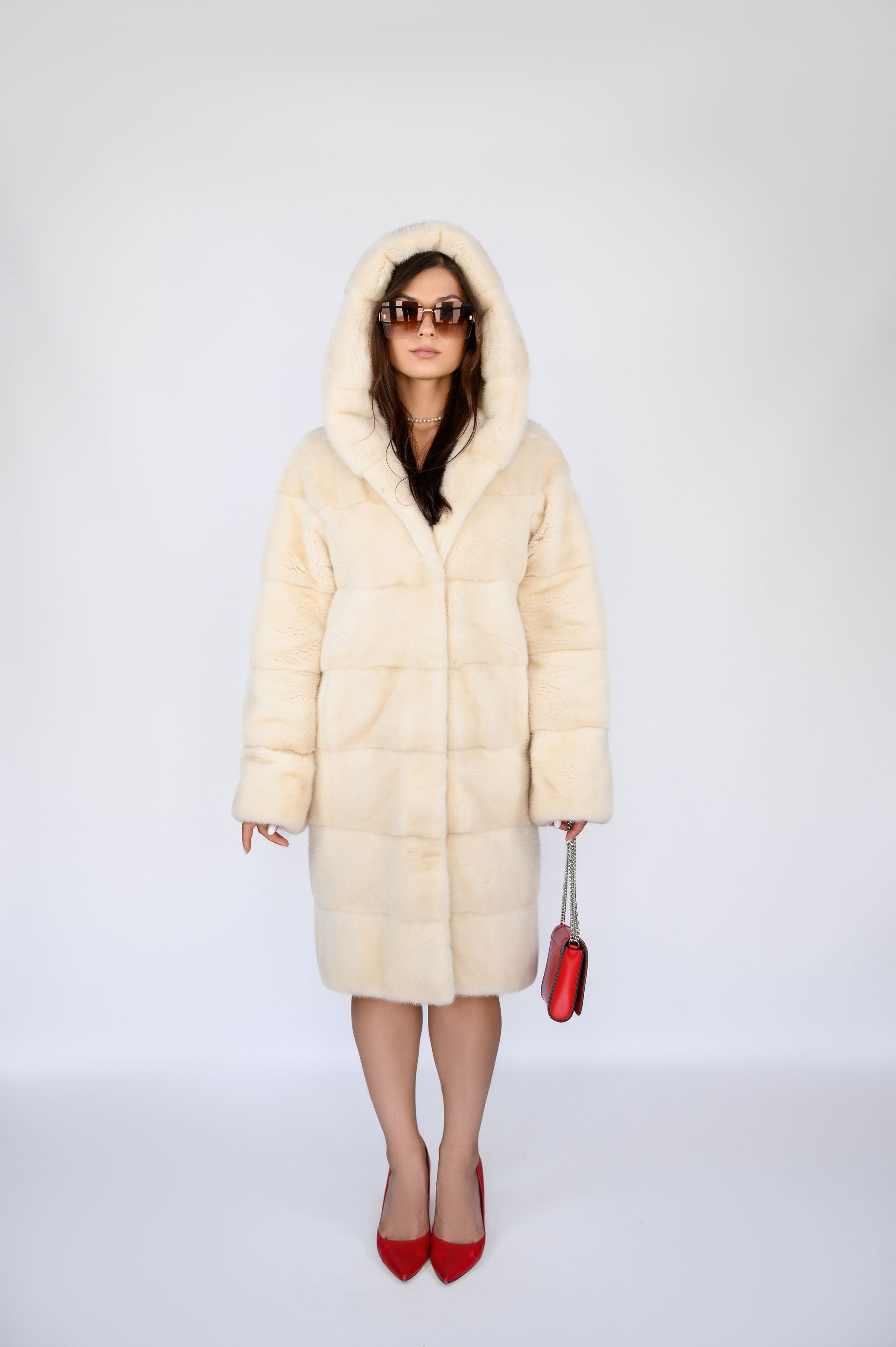 Шуба з хутра норки— колір Natural Pearl, капюшон Кобра, поперечка, 100 см