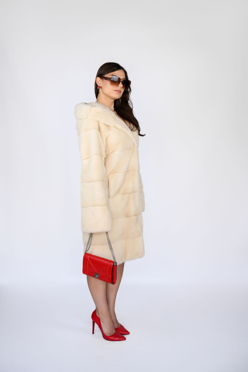 Шуба з хутра норки— колір Natural Pearl, капюшон Кобра, поперечка, 100 см