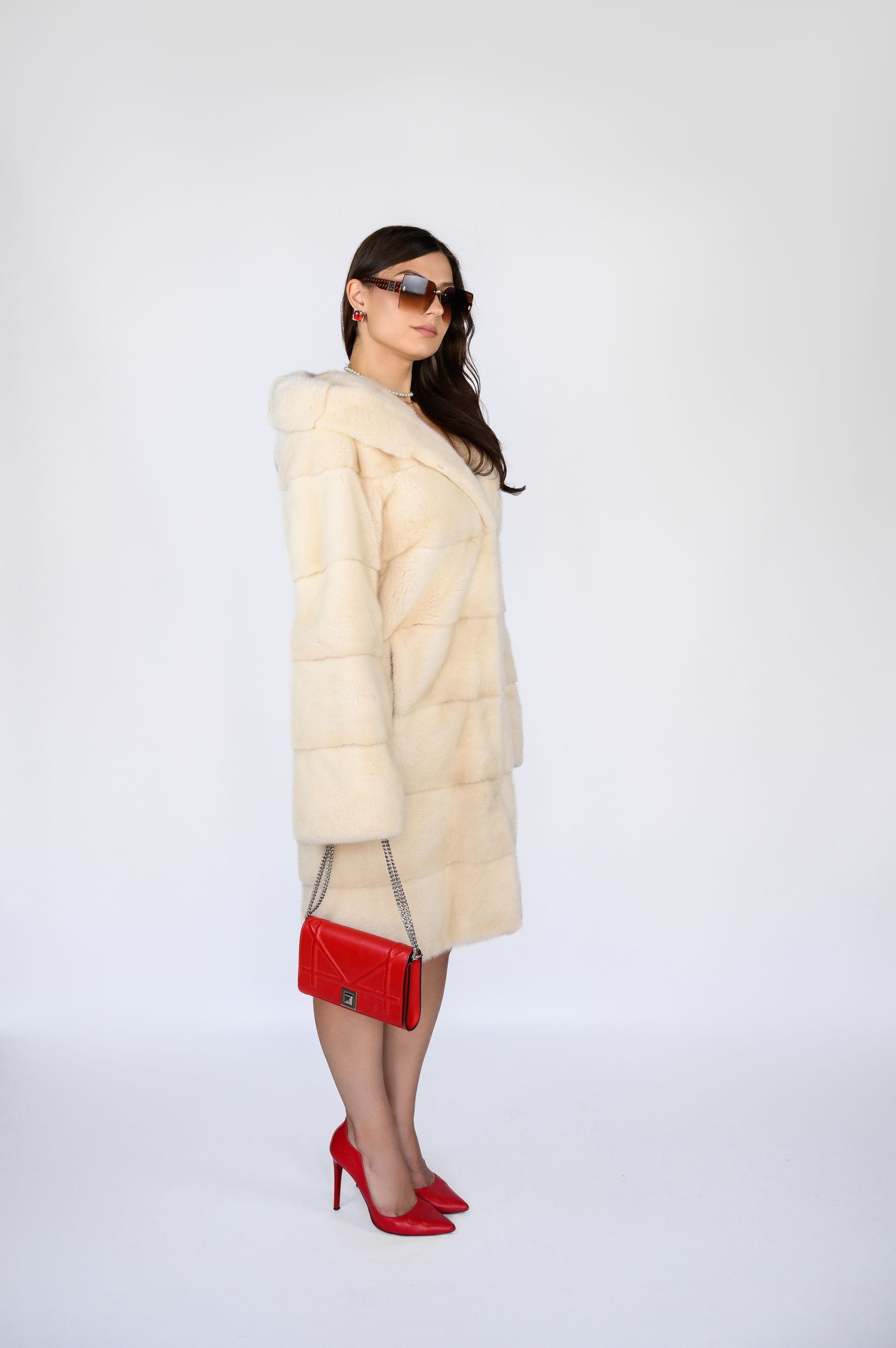 Шуба з хутра норки— колір Natural Pearl, капюшон Кобра, поперечка, 100 см