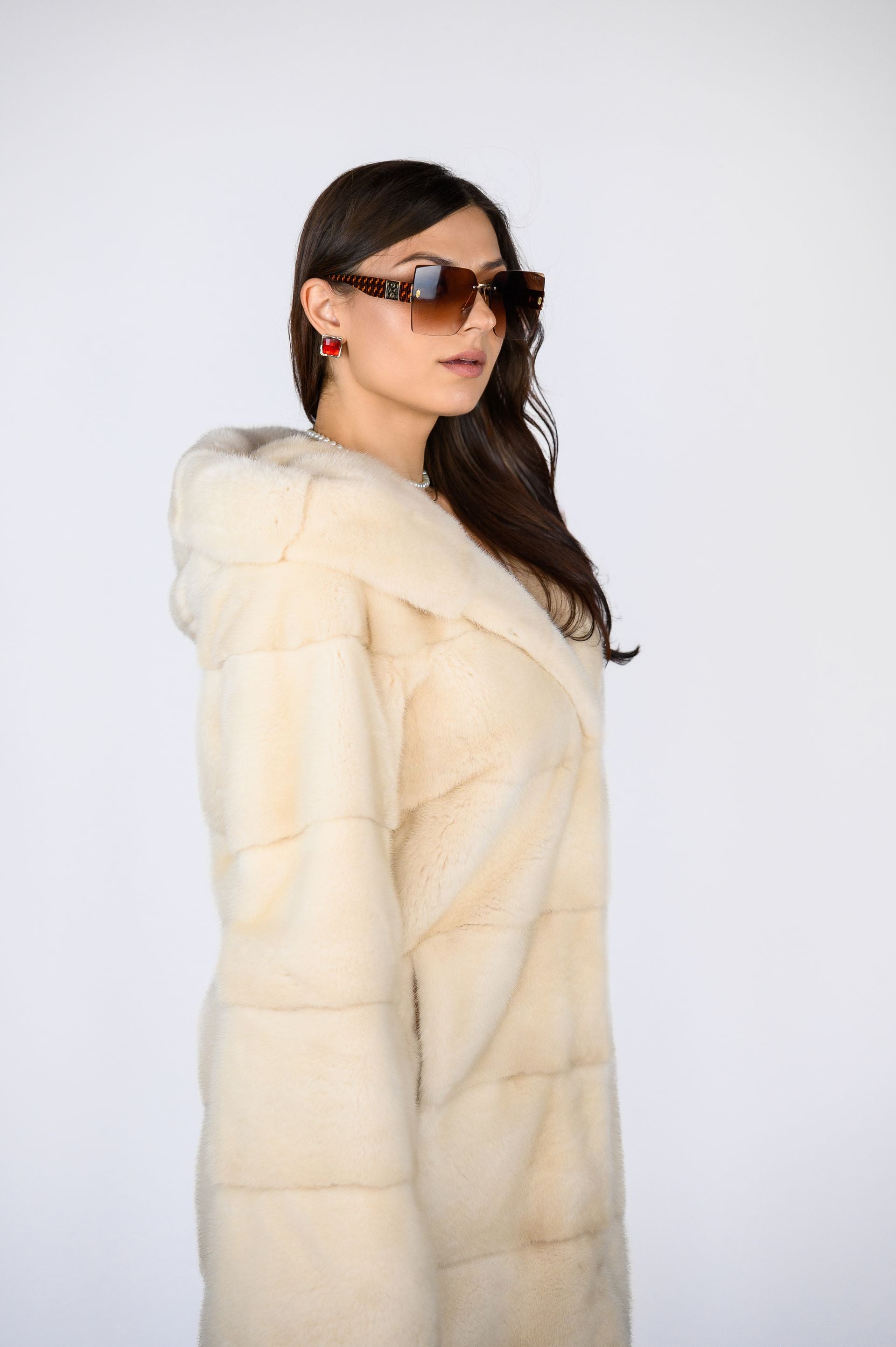 Шуба з хутра норки— колір Natural Pearl, капюшон Кобра, поперечка, 100 см