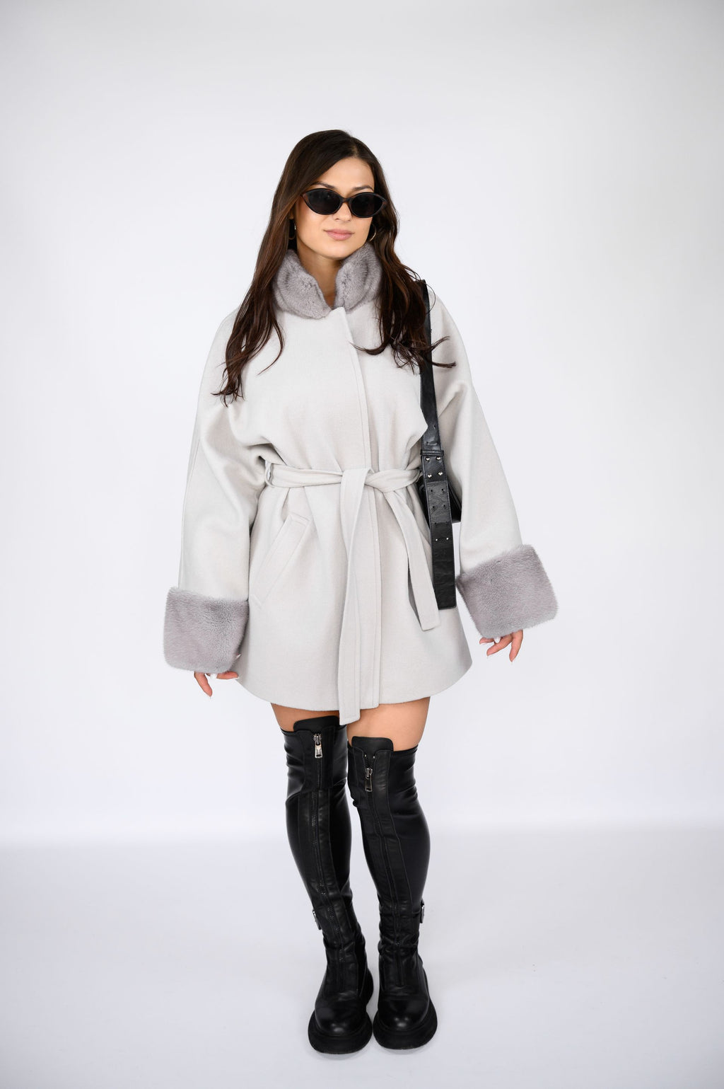 Вкорочене пальто з оздобленням натуральною норкою — сірий колір, 80 см