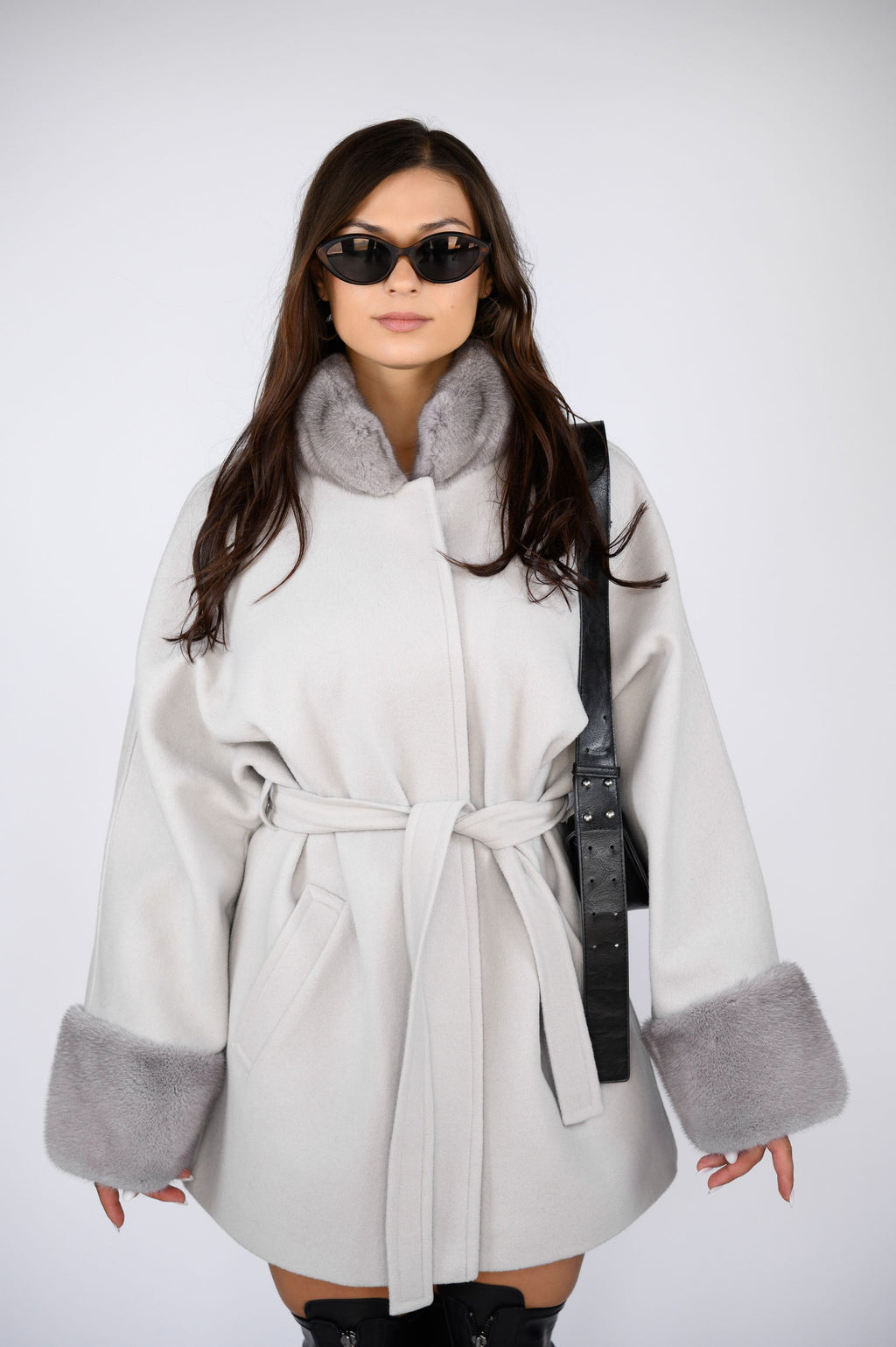 Вкорочене пальто з оздобленням натуральною норкою — сірий колір, 80 см