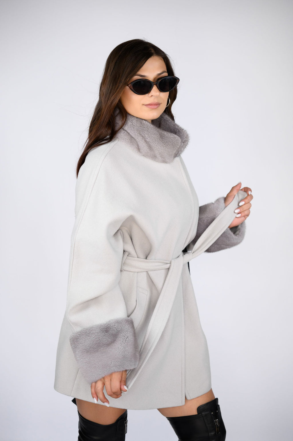 Вкорочене пальто з оздобленням натуральною норкою — сірий колір, 80 см