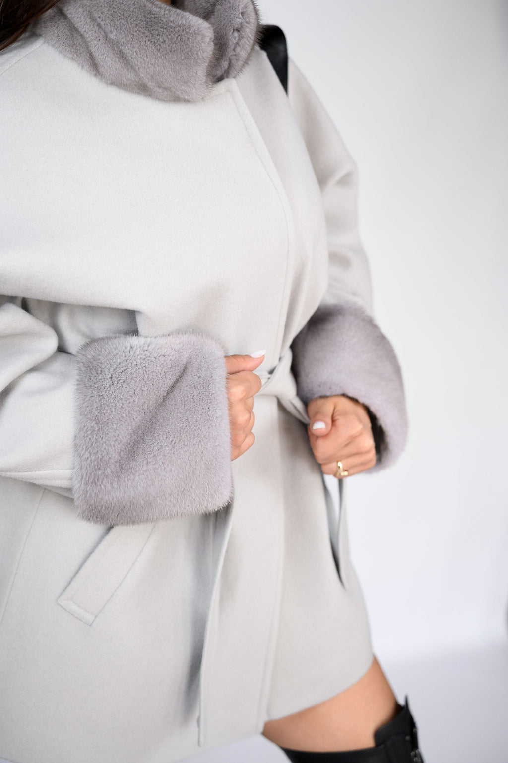 Вкорочене пальто з оздобленням натуральною норкою — сірий колір, 80 см