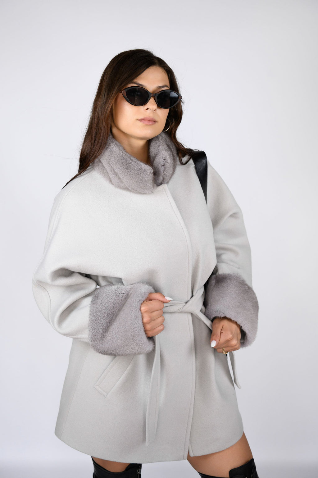 Вкорочене пальто з оздобленням натуральною норкою — сірий колір, 80 см
