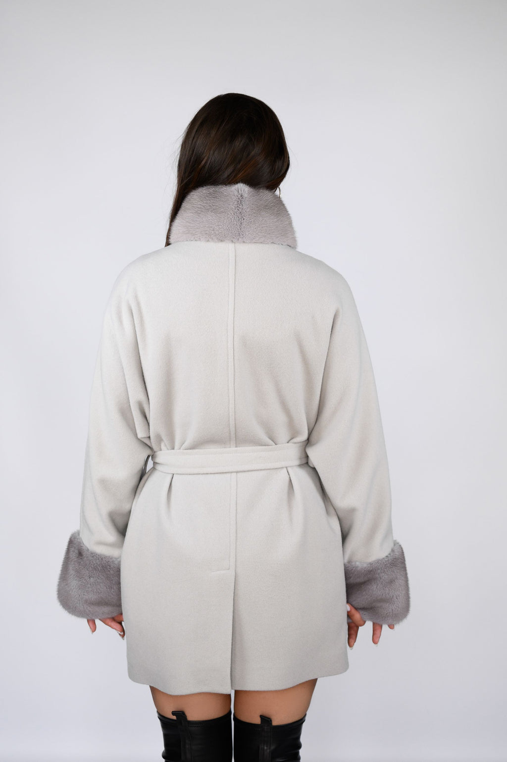 Вкорочене пальто з оздобленням натуральною норкою — сірий колір, 80 см