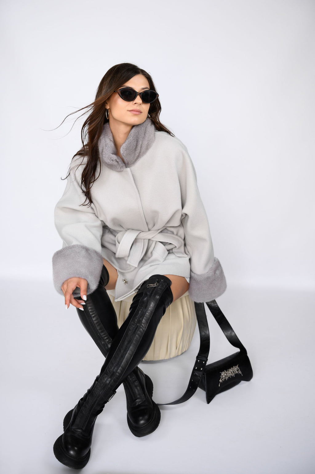 Вкорочене пальто з оздобленням натуральною норкою — сірий колір, 80 см