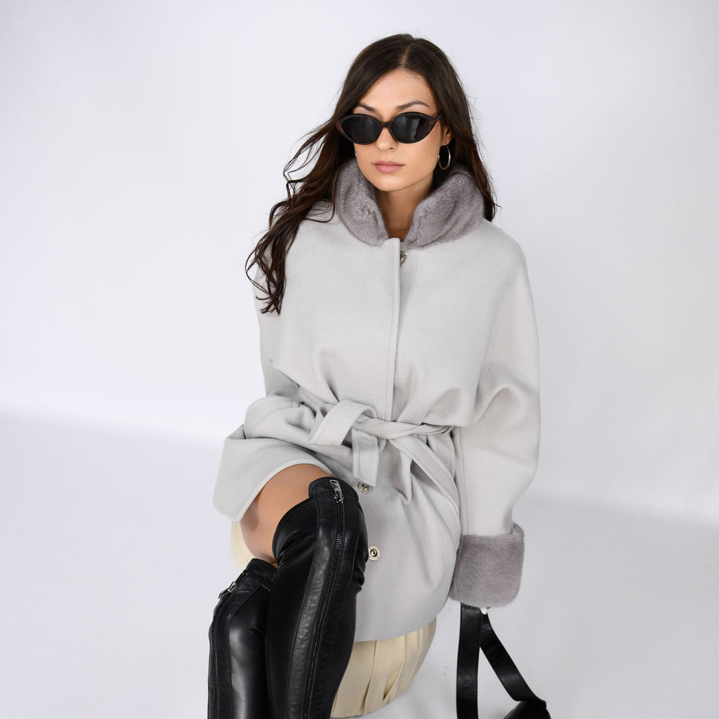 Вкорочене пальто з оздобленням натуральною норкою — сірий колір, 80 см