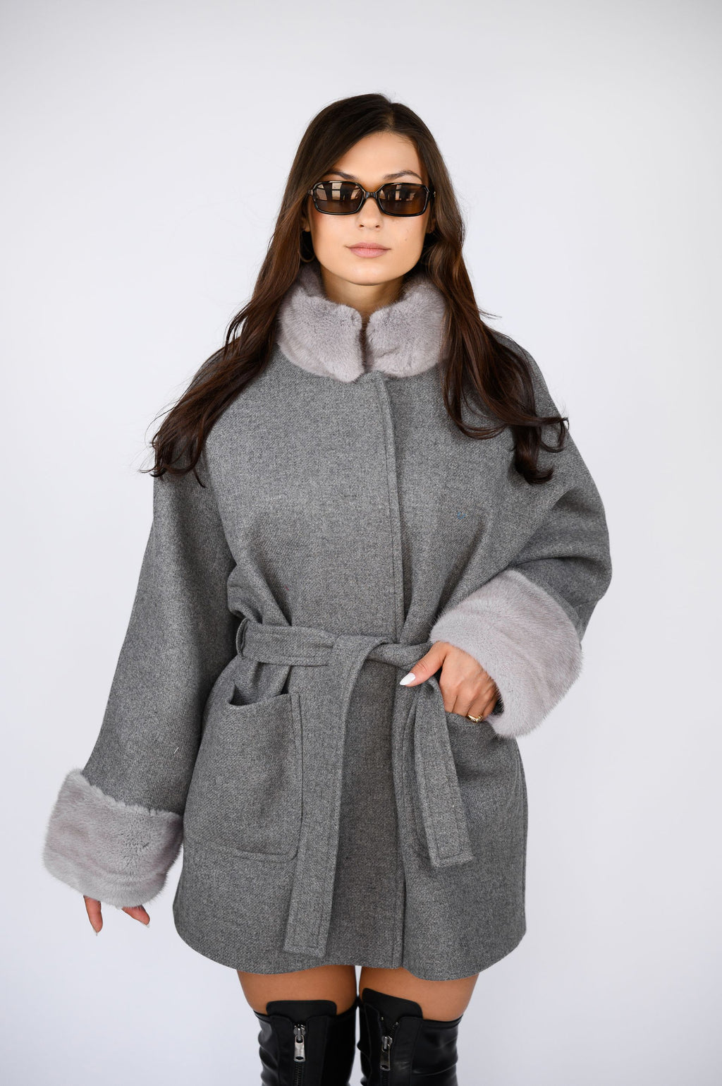 Вкорочене пальто з оздобленням натуральною норкою — темно-сірий колір, 80 см