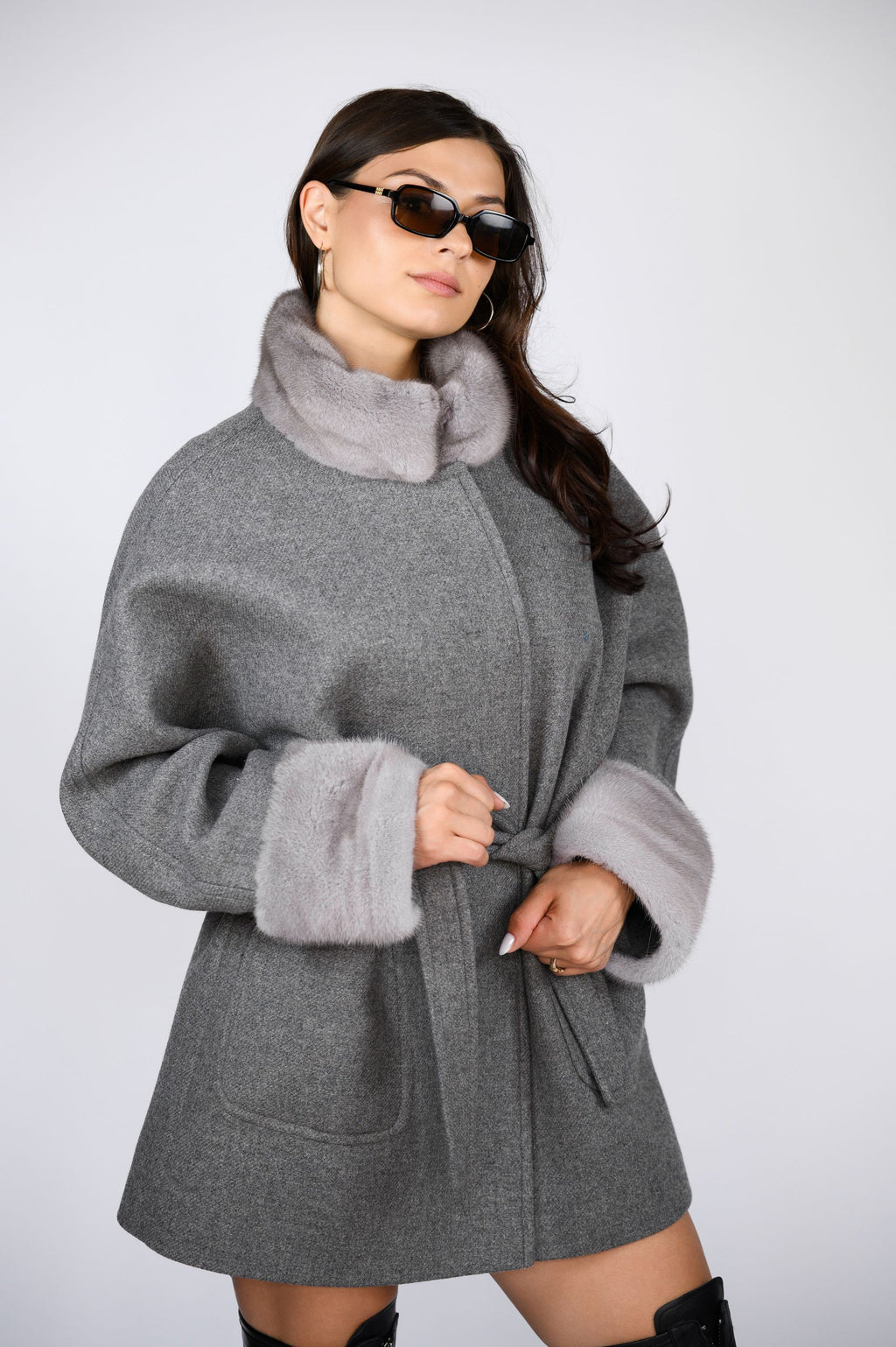 Вкорочене пальто з оздобленням натуральною норкою — темно-сірий колір, 80 см