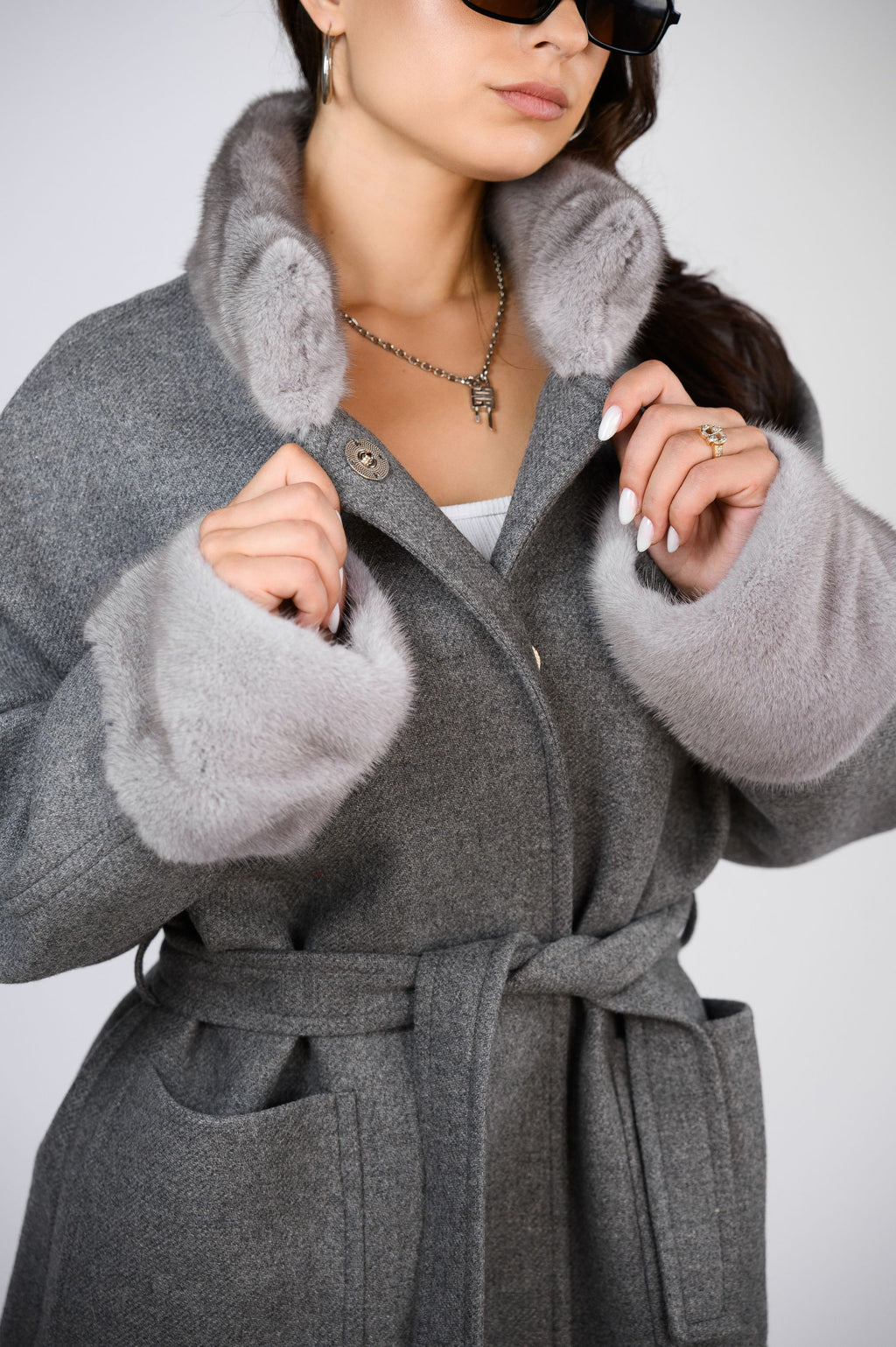 Вкорочене пальто з оздобленням натуральною норкою — темно-сірий колір, 80 см